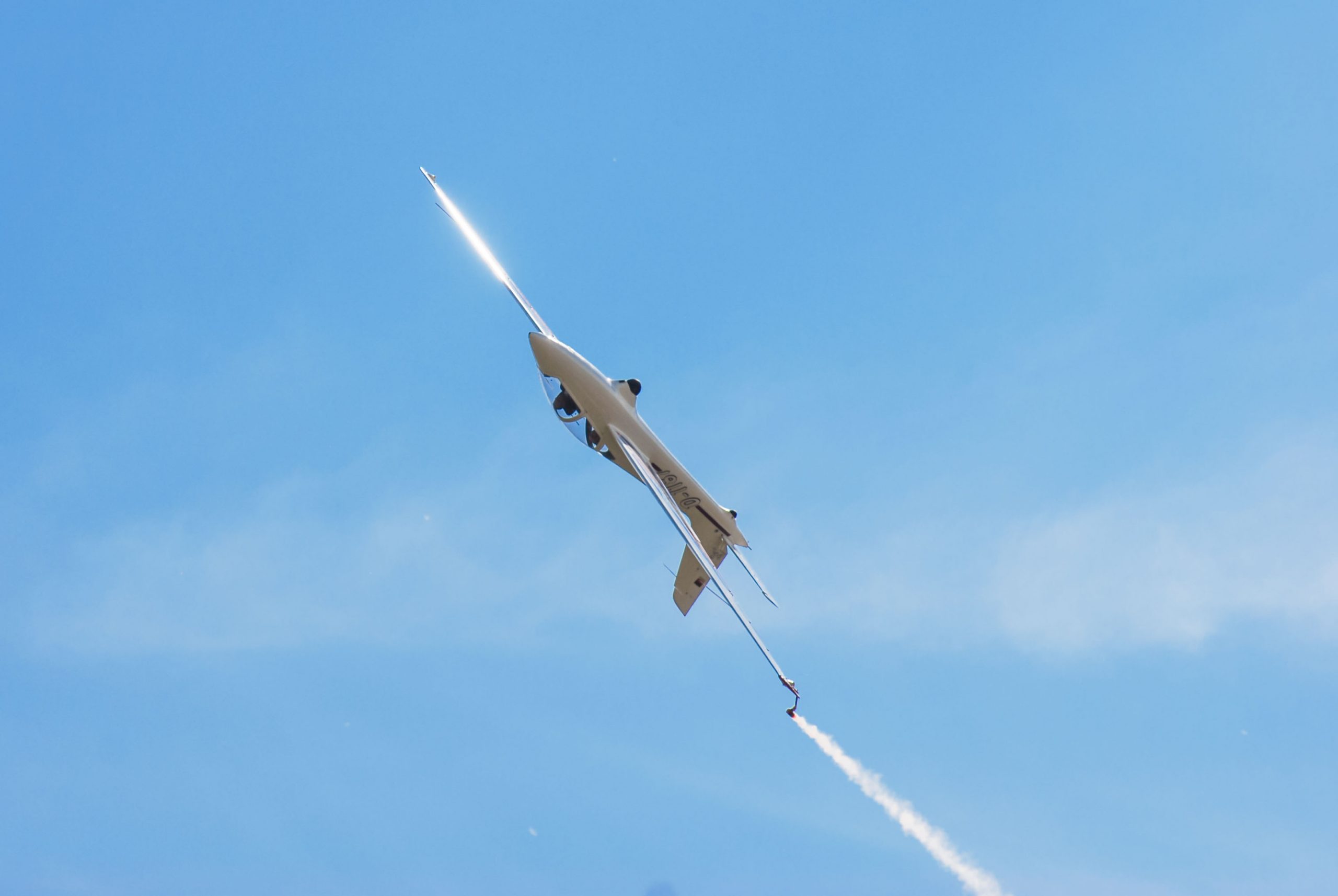 WGAC ’12 Foto eines Segelfliegers der Kopfüber im Himmel schwebt. Der Hintergrund ist klar und blau. Es handelt sich um ein Bild aus der Weltmeisterschaft im Segelkunstflug 2024.