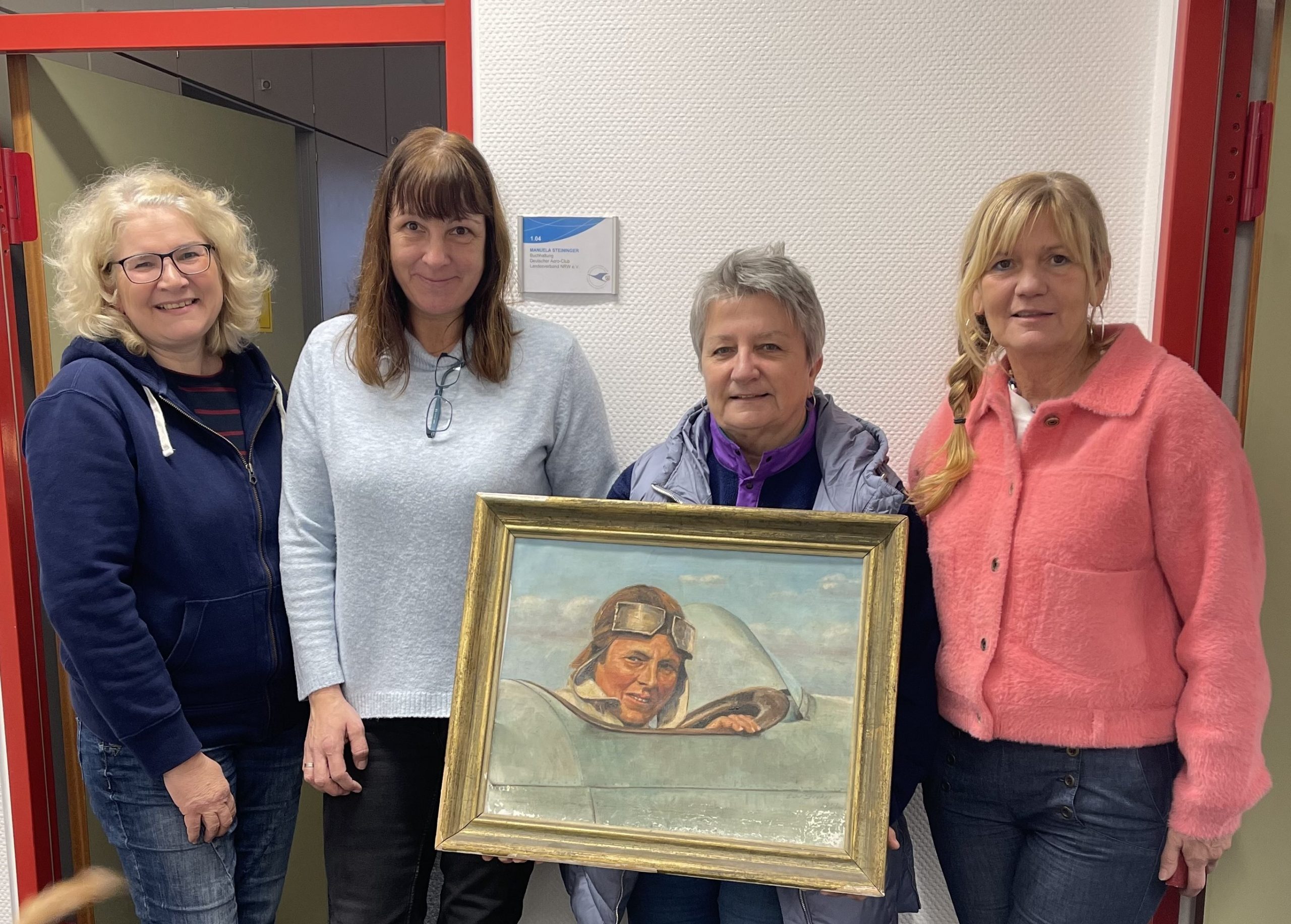 Das „Fräulein Agathe“ ist wieder zu Hause in Duisburg. Das Gemälde wird von 4 Frauen präsentiert.