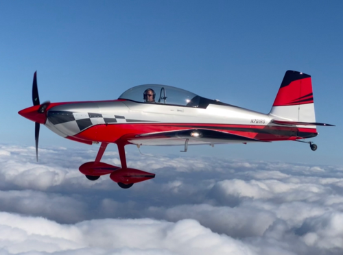 rv8 Leverkusener Privatpilot mit spektakulärer Atlantiküberquerung – von Boston nach Leverkusen! er sitzt in einem rot-silbernen Flieger der an der Schnauze ein Schachbrett Muster Poliert hat. unter ihm dicke, weiße Wolken und über ihm ein klarer, blauer Himmel.