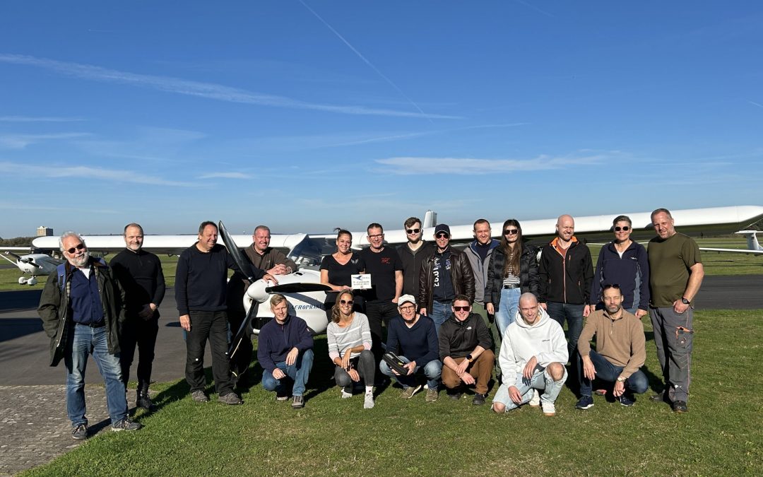 Schilder ehren Ausbildungs-Vereine