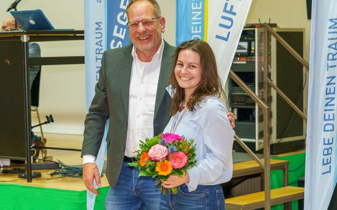Laura Budny wird mit Plakette des Landesverbands geehrt