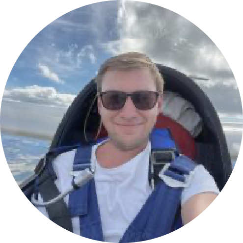 aeroclub-nrw-service-ansprechperson-dennis-daletzki Profilbild von einem freundlich lächelnden Mann mit einer Sonnenbrille und einem Hut auf. Im Hintergrund sieht man den Himmel und Wolken, er befindet sich in einem Segelflieger. Es handelt sich dabei um Ben Fest, vorsitzender des virtuellen Luftsports, eine Ansprechperson des Aeroclub NRW.