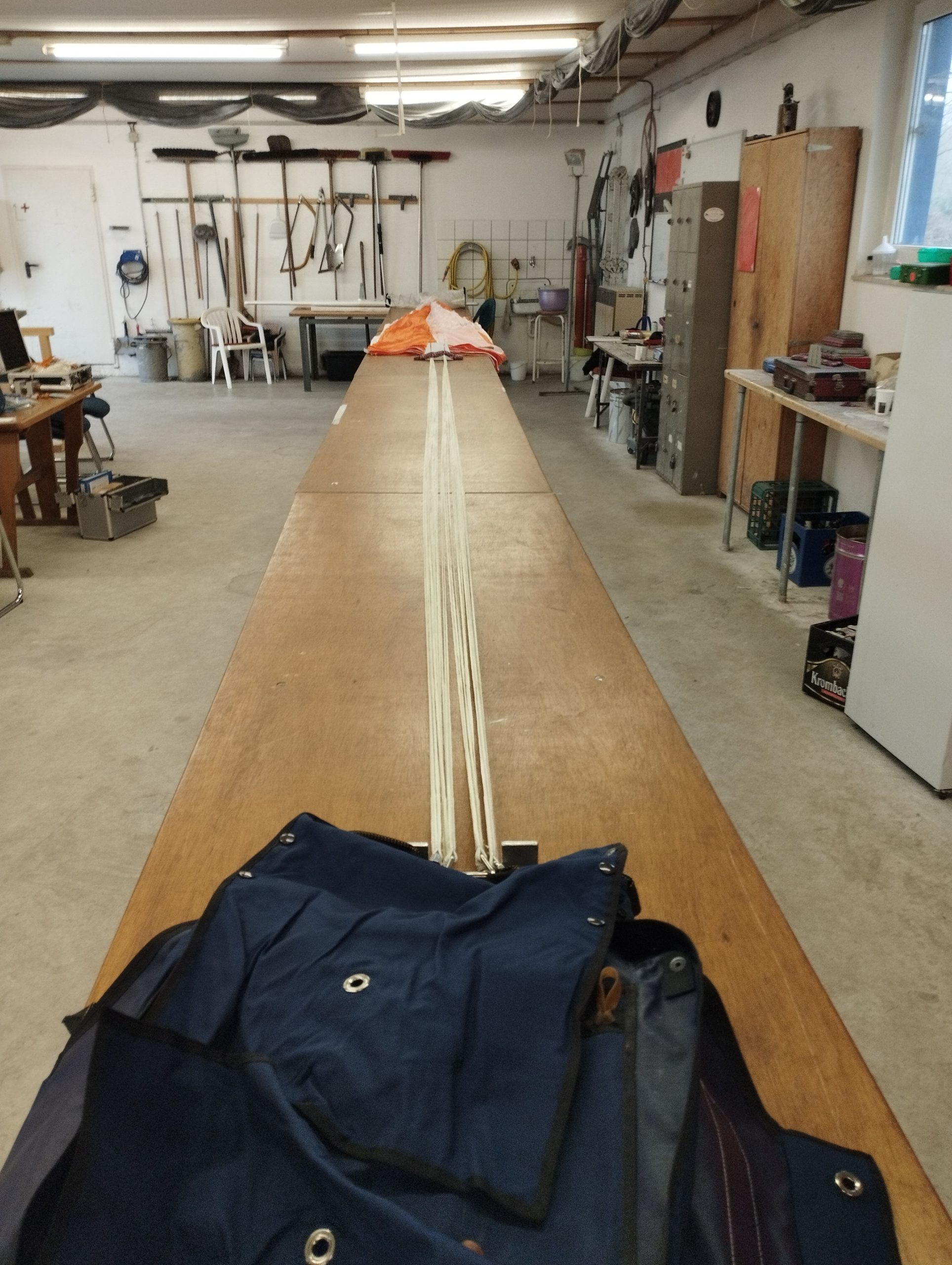 1738682554024 Rettungsfallschirm beim Packen auf dem Tisch