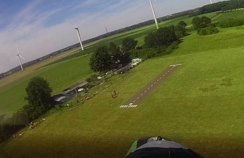 Der LSV Brüggen-Schwalmtal Modellflugplatz des LSV Brüggen-Schwalmtal mit Landebahn und Vereinsheim im Hintergrund