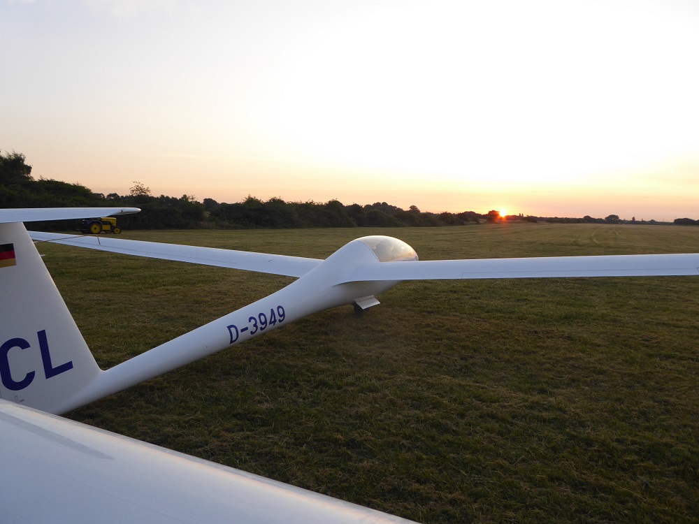 Segelflieger bei Sonnenaufgang Segelflieger bei Sonnenaufgang