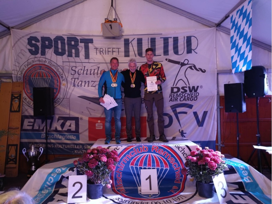 Das Podium der Gesamtwertung Wingsuit Performance: Jörg Kleine, Stefan Gilbert, Fabio Neujahr (vl)