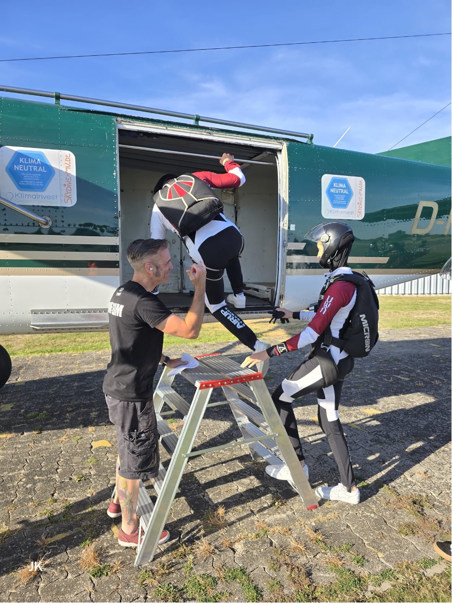 Freefly-Team AIRUP Dynamics (Kira Ramberg, Thore Mau) beim Boarding.