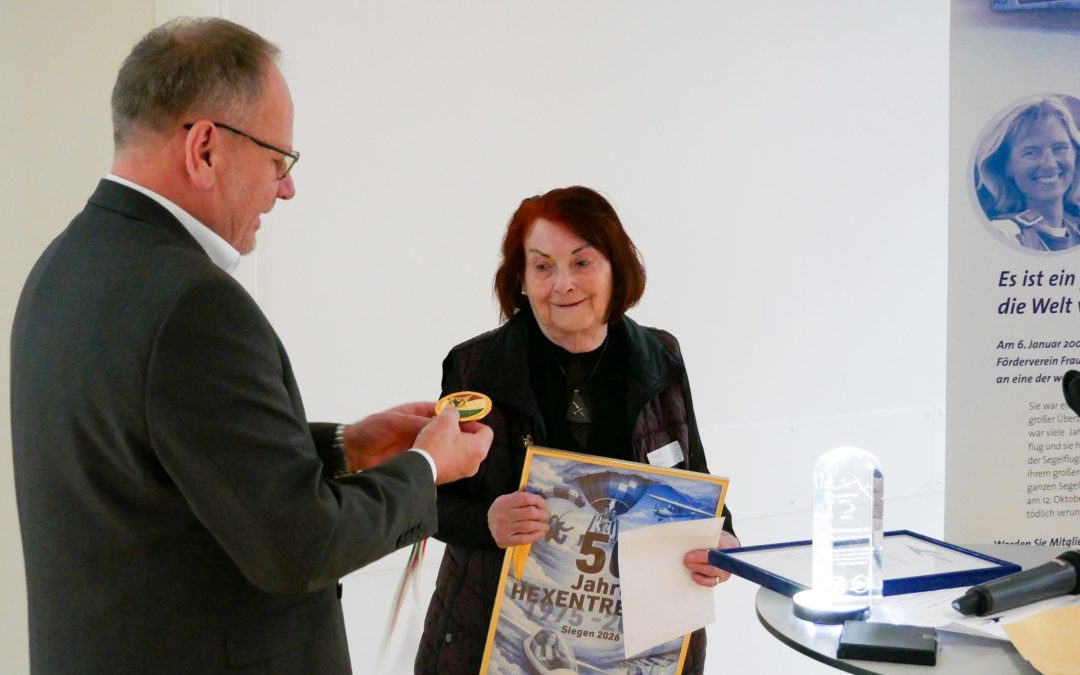 Goldene Ehrenplakette des AEROCLUB | NRW für Ingrid Blecher