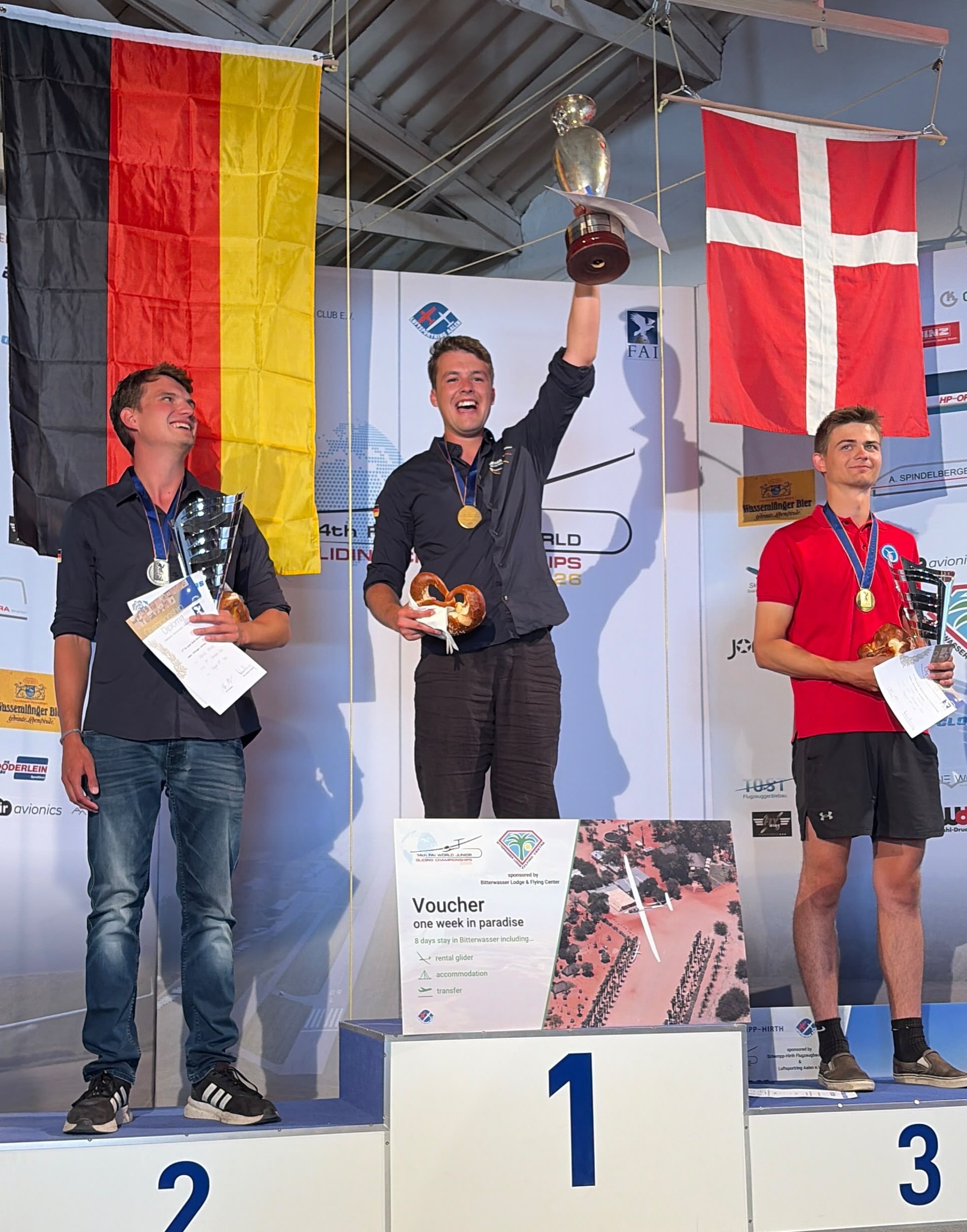 Max Maslak vom aeroclub bonn-hangelar steht nach seinem Sieg bei der Juniorenweltmeisterschaft neben seinem Segelflugzeug der Standardklasse.