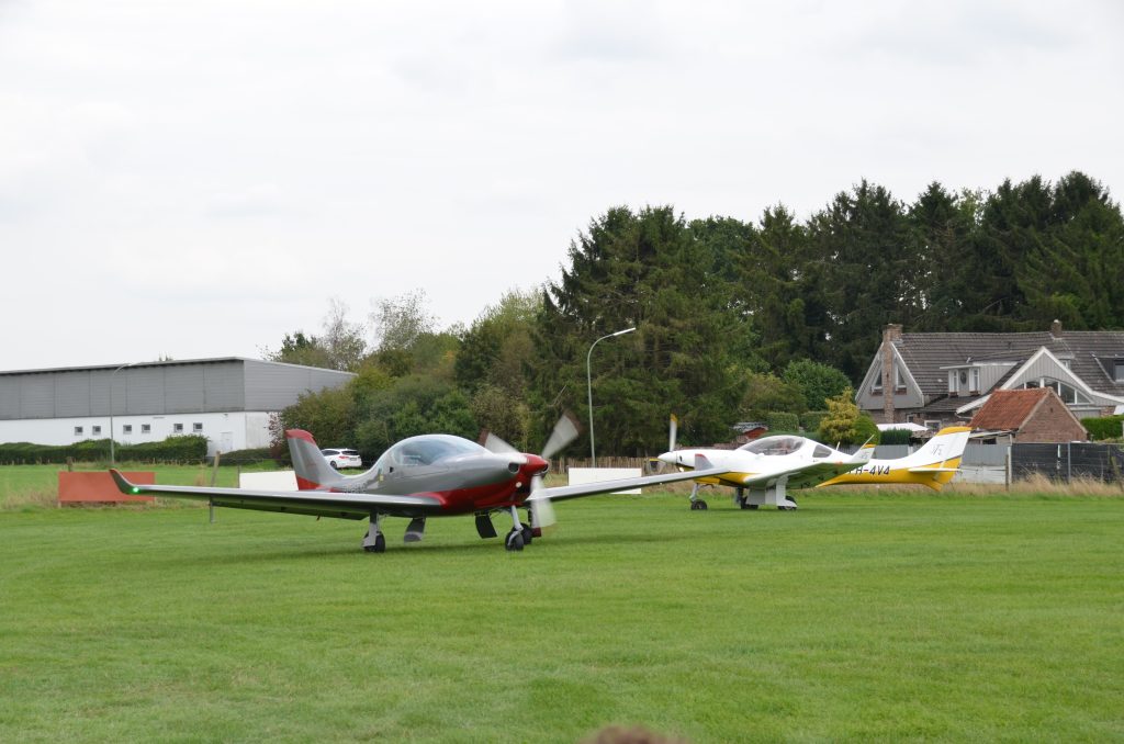 Zwei Ultraleichtflugzeuge des LSV Goch bereit zum Rundflug mit den Geschwisterkindern