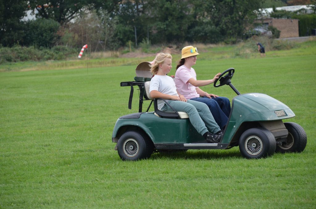 Mädchen fahren mit dem Elektro-Kart über das Vereinsgelände des LSV Goch