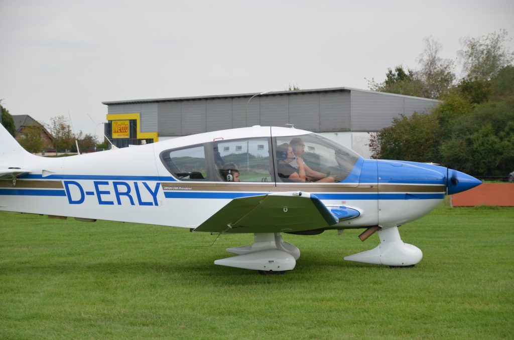 Motorflugzeug Robin D-ERLY mit Pilotin und Kind vor dem Start