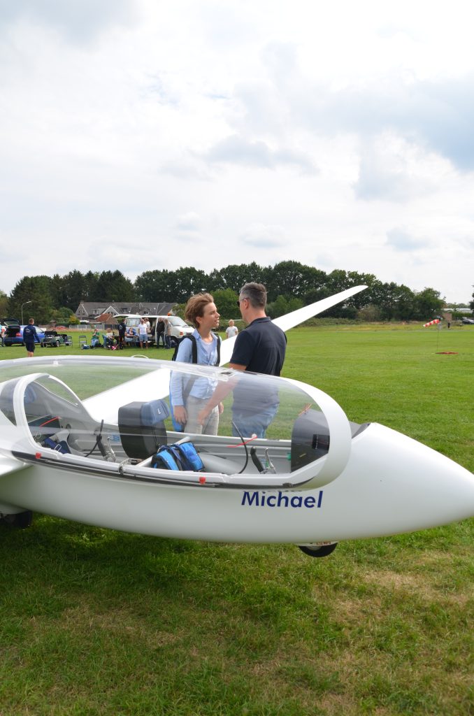 Pilot und Kind stehen vor dem Start neben dem Segelflugzeug „Michael“ des LSV Goch
