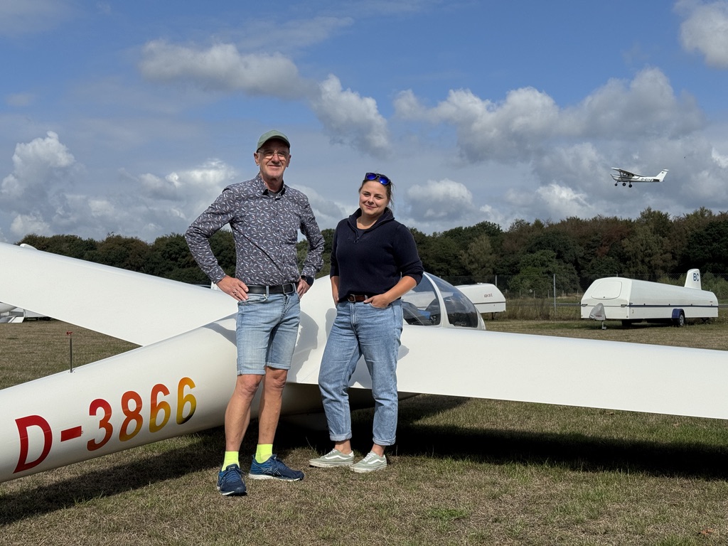 Eva Menge und Thomas Kurz vom AEROCLUB SCHWARZE HEIDE vor dem Ausbildungsflugzeug am Flugplatz Dinslaken-Schwarze Heide
