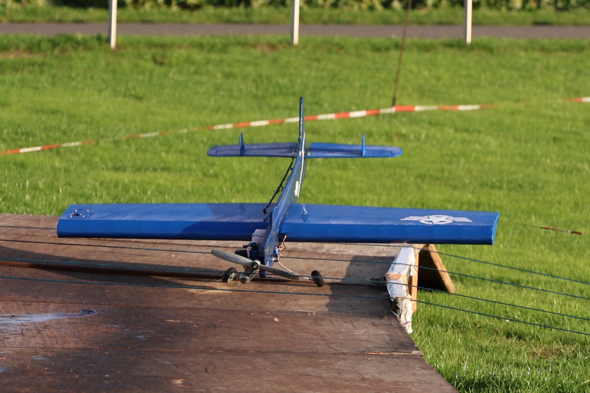 Blaues Fesselflugmodell auf einem simulierten Flugzeugträgerdeck