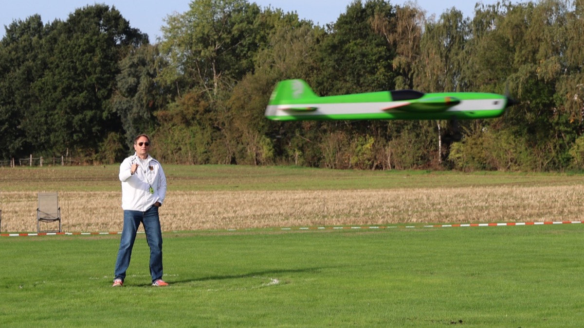 Fesselflug-Pilot steuert ein grünes F2B-Kunstflugmodell auf dem Modellfluggelände in Würselen