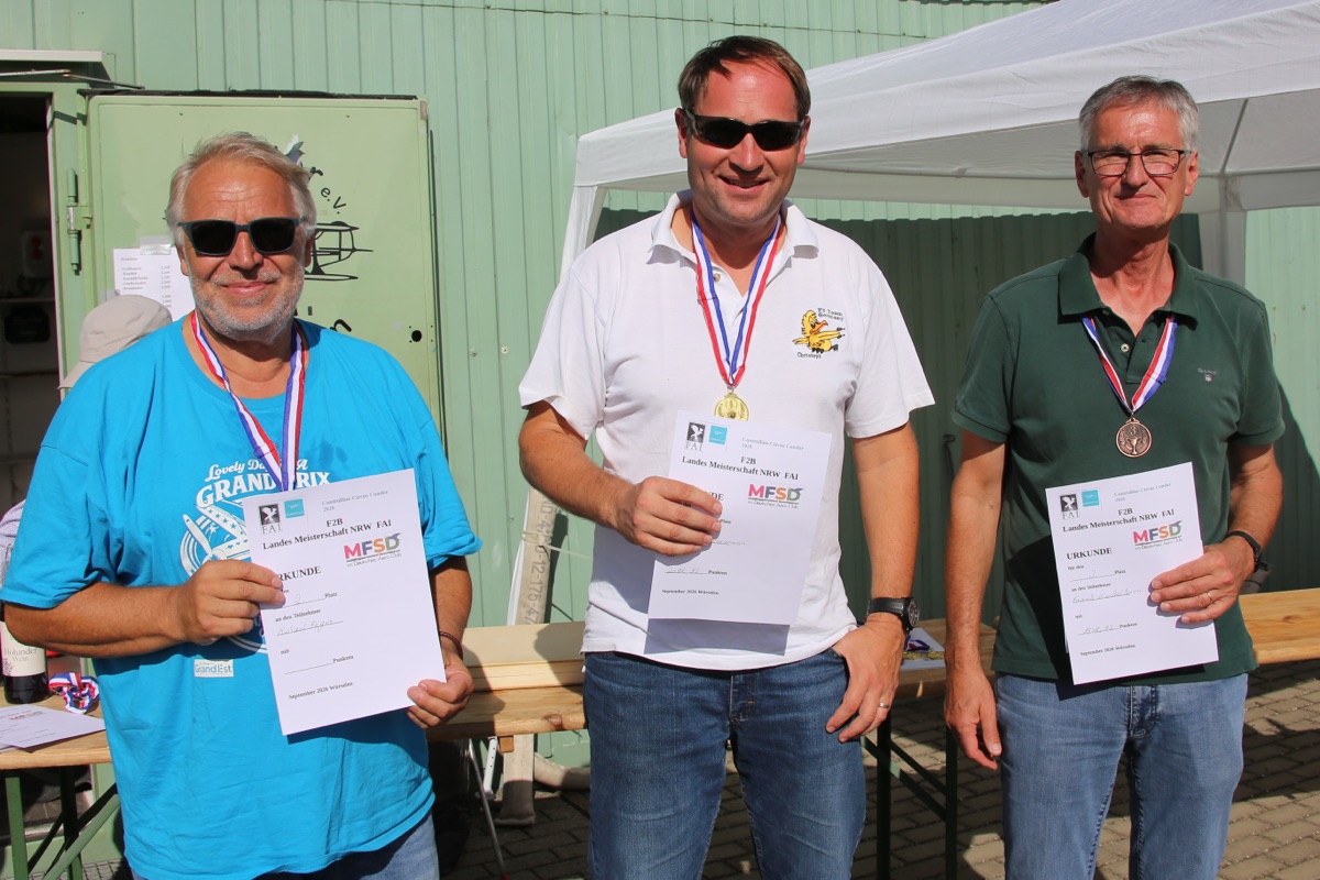 Siegerehrung der F2B-Landesmeisterschaft NRW mit drei Piloten und Urkunden