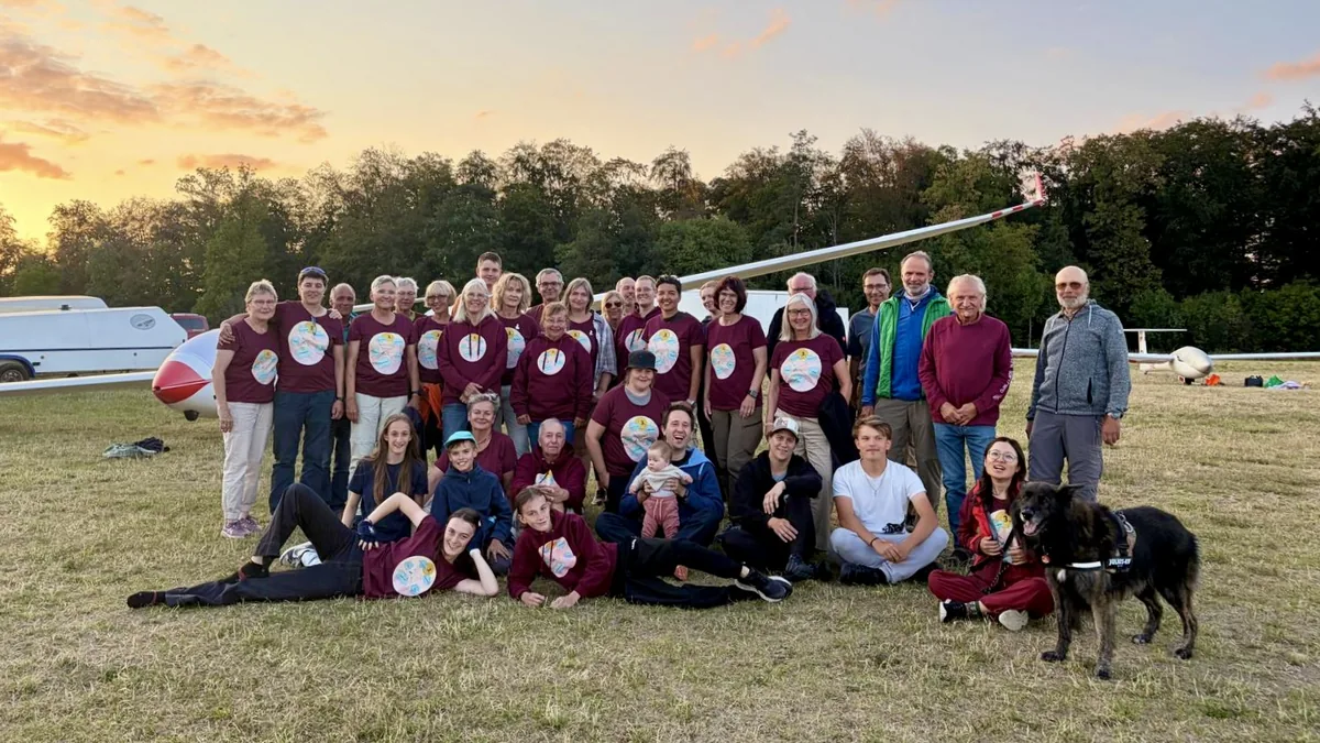 Frauen-Freundschafts-Fliegen 2026 – Gruppenbild Gruppenbild der Teilnehmerinnen und Helfer des 3. Frauen-Freundschafts-Fliegens im Abendlicht auf dem Segelfluggelände Übersberg