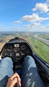 Blick aus dem Cockpit über den Rhein bei Emmerich