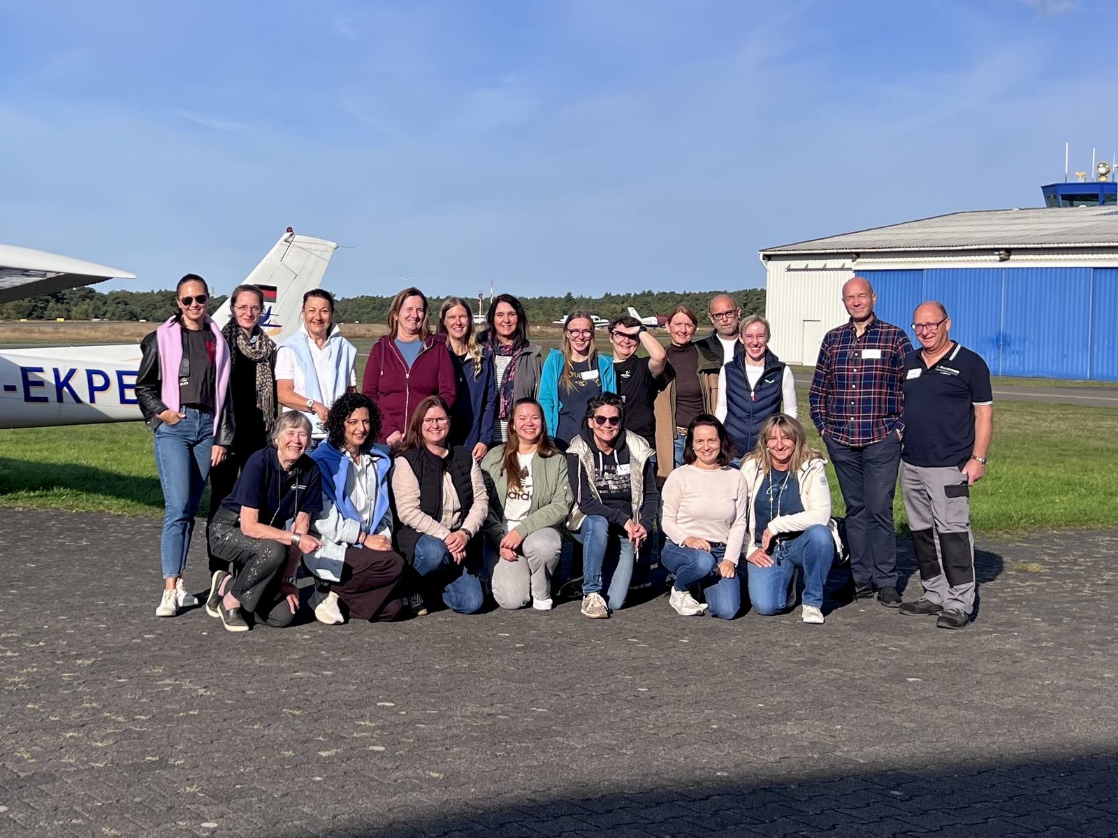 Gruppenfoto der Teilnehmerinnen und Referenten des Motorwartungs-Workshops am Flugplatz Bielefeld-Windelsbleiche
