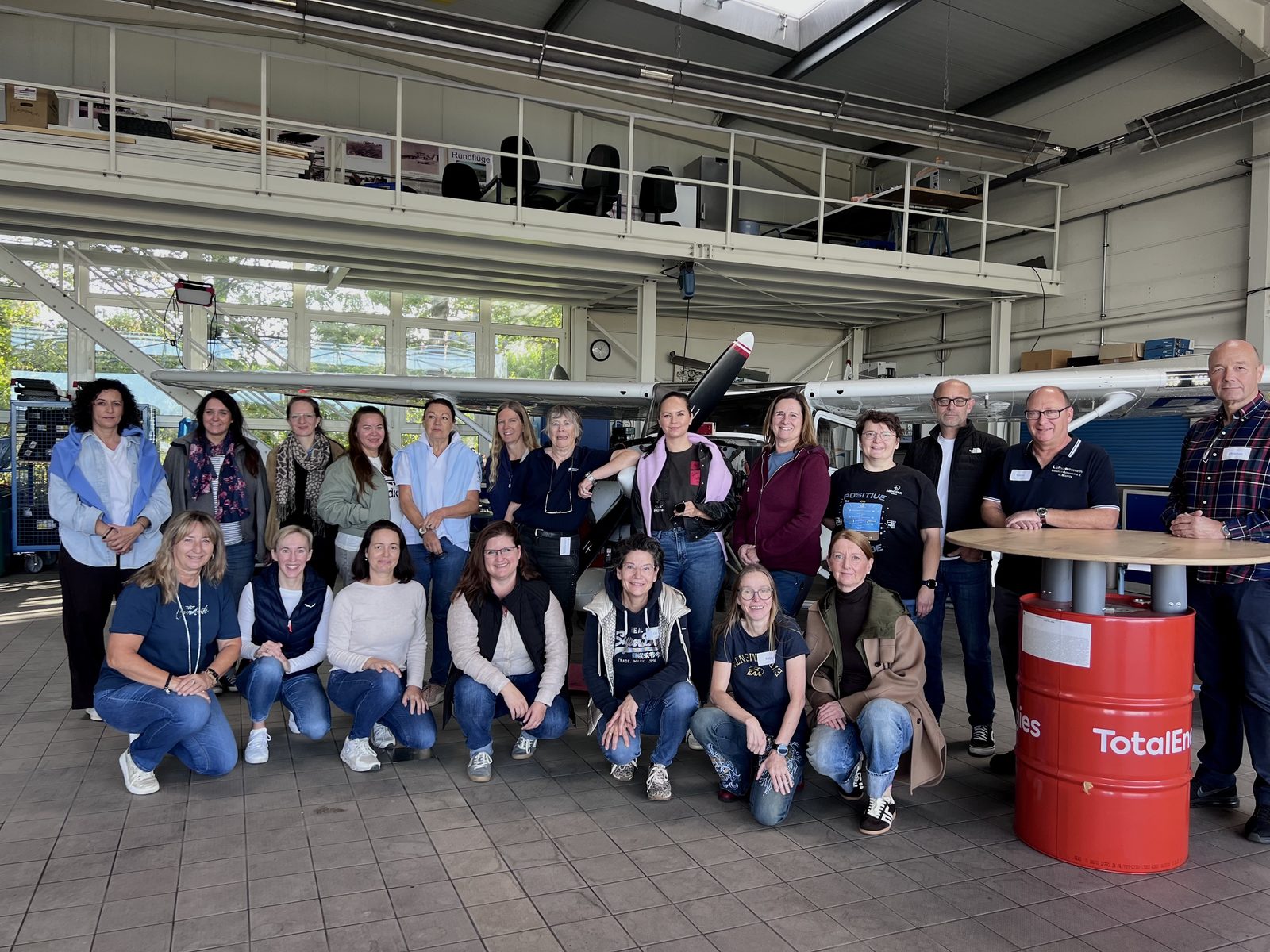Gruppenfoto der Teilnehmerinnen und Referenten im Hangar vor der Cessna 172 R