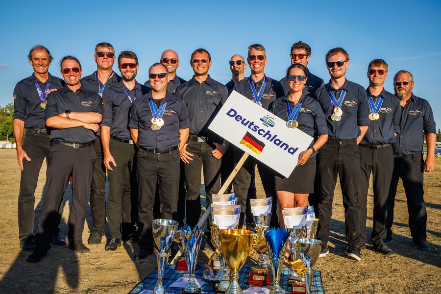 Das deutsche Segelkunstflug-Team mit Medaillen und Pokalen bei der WM in Fayence